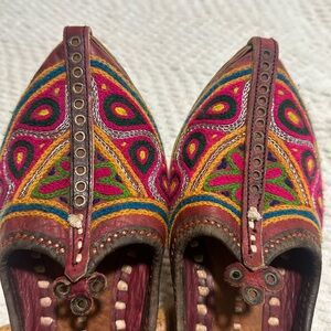 Unique Colorful Moroccan Leather embroidered pointy toe shoes. Size 6 1/2.